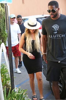 Khloé Kardashian feet photo thumbnail