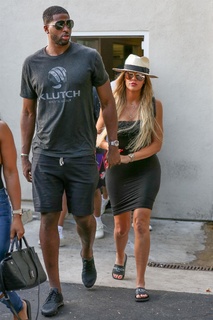 Khloé Kardashian feet photo thumbnail