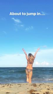 Kino MacGregor feet photo thumbnail
