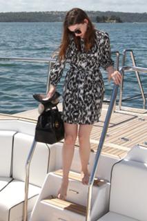 Anne Hathaway feet photo thumbnail