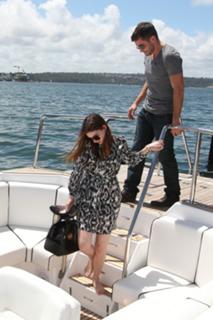 Anne Hathaway feet photo thumbnail