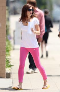 Anna Friel feet photo thumbnail