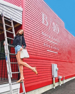 Olivia Culpo feet photo thumbnail