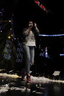 Maite Perroni feet photo thumbnail