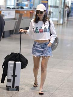 Olivia Munn feet photo thumbnail