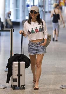 Olivia Munn feet photo thumbnail