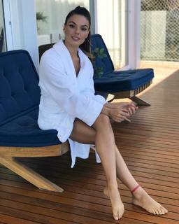 Isis Valverde feet photo thumbnail