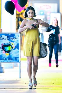Vanessa Hudgens feet photo thumbnail