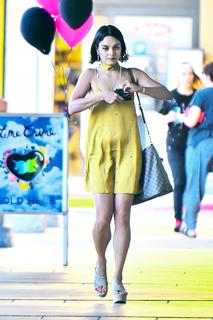 Vanessa Hudgens feet photo thumbnail
