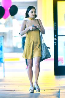 Vanessa Hudgens feet photo thumbnail