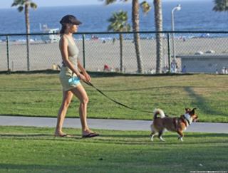 Hilary Swank feet photo thumbnail