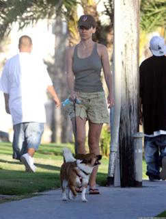 Hilary Swank feet photo thumbnail