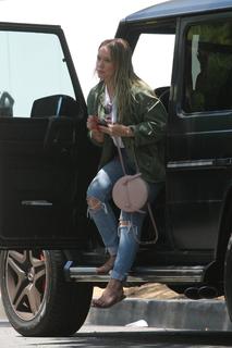 Hilary Duff feet photo thumbnail