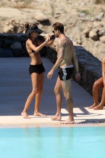 Izabel Goulart feet photo thumbnail