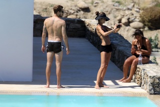 Izabel Goulart feet photo thumbnail