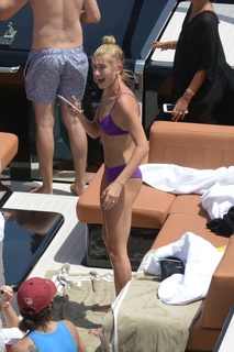 Hailey Bieber feet photo thumbnail