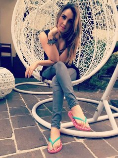 Dulce María feet photo thumbnail