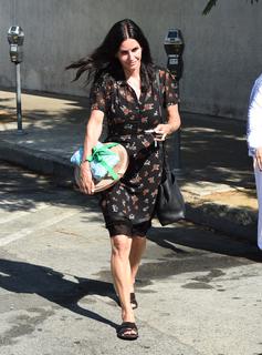 Courteney Cox feet photo thumbnail