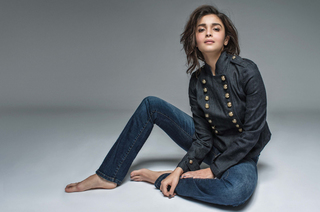 Alia Bhatt feet photo thumbnail