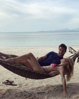 Tara Lipinski feet photo thumbnail