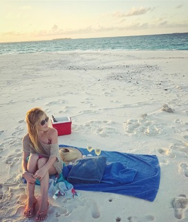 Tara Lipinski feet photo thumbnail