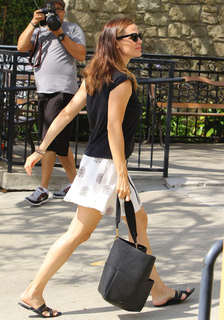Jennifer Garner feet photo thumbnail