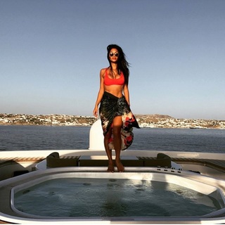Nicole Scherzinger feet photo thumbnail