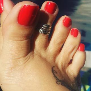 Karin Klemp feet photo thumbnail