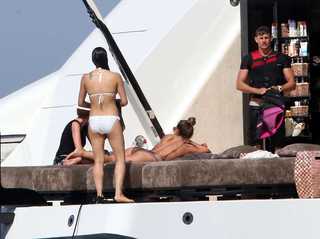 Michelle Rodriguez feet photo thumbnail