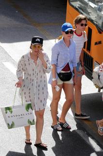 Katy Perry feet photo thumbnail