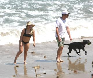 Hilary Duff feet photo thumbnail