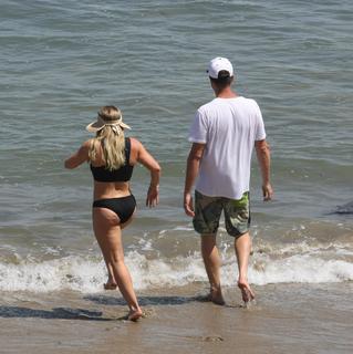 Hilary Duff feet photo thumbnail