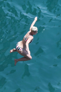 Katy Perry feet photo thumbnail
