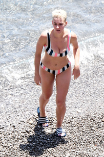 Katy Perry feet photo thumbnail