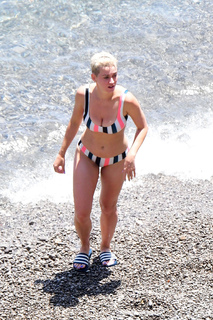 Katy Perry feet photo thumbnail