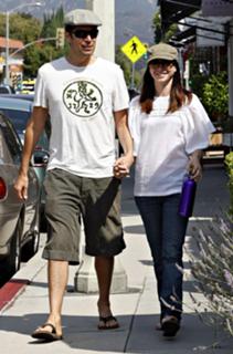 Alyson Hannigan feet photo thumbnail