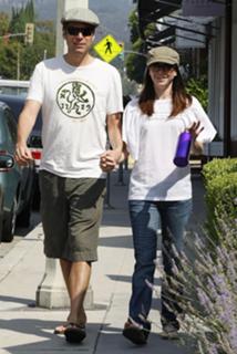 Alyson Hannigan feet photo thumbnail