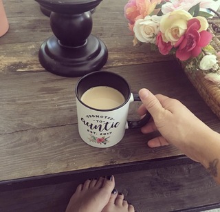 Jessie James Decker feet photo thumbnail