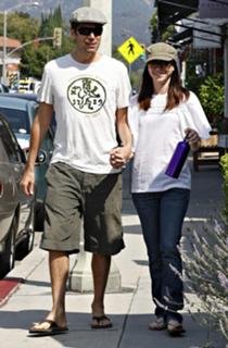 Alyson Hannigan feet photo thumbnail