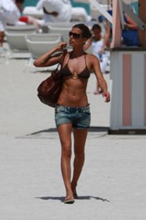 Elisabetta Canalis feet photo thumbnail