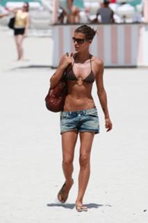 Elisabetta Canalis feet photo thumbnail