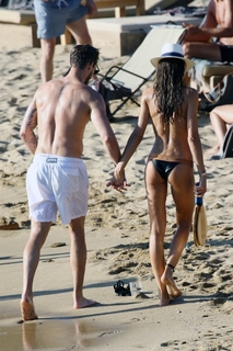 Izabel Goulart feet photo thumbnail