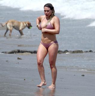 Hilary Duff feet photo thumbnail