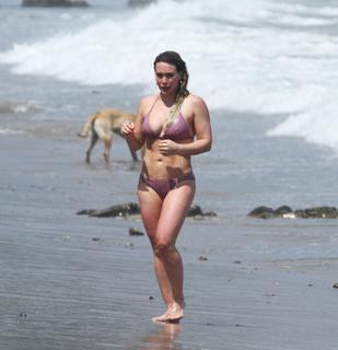 Hilary Duff feet photo thumbnail