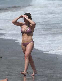 Hilary Duff feet photo thumbnail