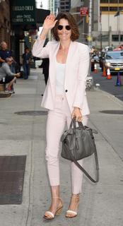 Cobie Smulders feet photo thumbnail