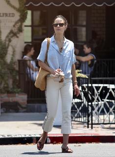Jordana Brewster feet photo thumbnail