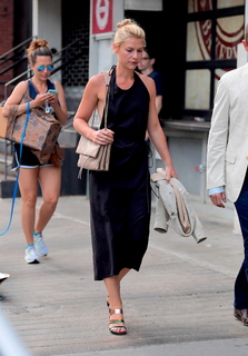 Claire Danes feet photo thumbnail