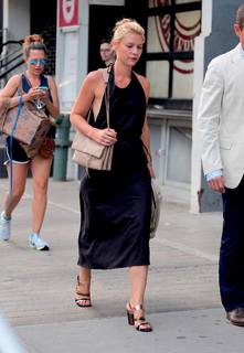 Claire Danes feet photo thumbnail