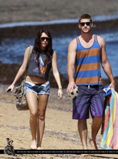 Miley Cyrus feet photo thumbnail